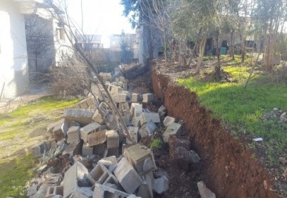 Şiddetli rüzgar ve yağış, duvarı yıktı