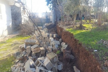 Şiddetli rüzgar ve yağış, duvarı yıktı