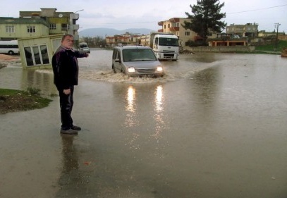 Şiddetli yağış nedeniyle cadde yol ve evler su altında kaldı