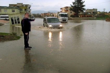 Şiddetli yağış nedeniyle cadde yol ve evler su altında kaldı