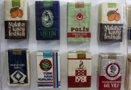 Sigara paketleri reklam panosu gibi kullanılmış 