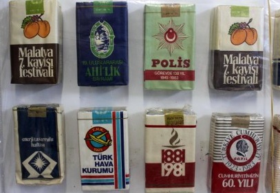 Sigara paketleri reklam panosu gibi kullanılmış 