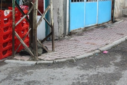 Sigara vermeyince önce bıçaklandı, sonra da gasp edildi 