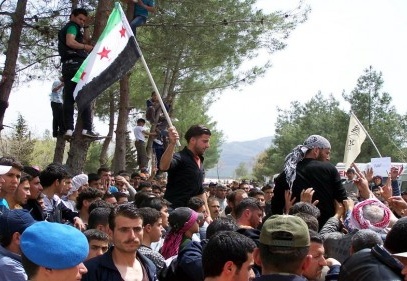 Sığınmacılatr Esed’I protesto etti