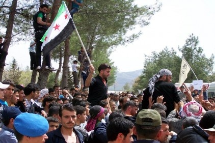 Sığınmacılatr Esed&#8217;I protesto etti