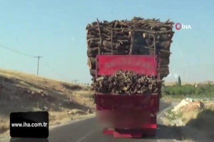 Siirt&#039;te yük dolu kamyonun tehlikeli yolculuğu