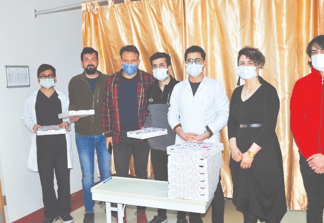 Şikayetinden vazgeçen kadın doktordan pizza dağıtarak özür diledi