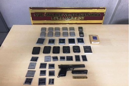 Silah ve telefon kaçakçılarına operasyon: 2 gözaltı