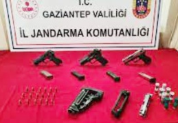 Silah ve uyuşturucu ele geçirildi