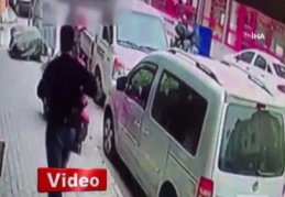 Silahlı saldırgana meydan dayağı kamerada