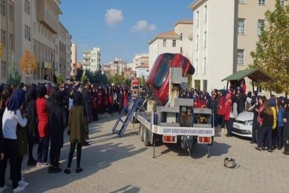 Simülasyon araçla emniyet kemerinin önemini kavradılar