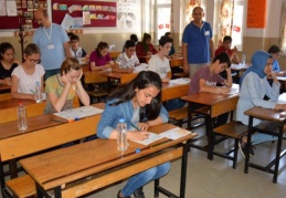 Sınav görevlileri sınav boyunca maske takmaya devam edecek