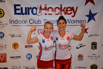 Sinem ve Perihan görev yaptıkları okullarda da sporu sevdiriyorlar