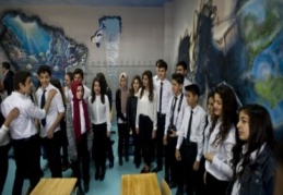 Sınıflarını 3 boyutlu sinema sahnesi haline getirdiler
