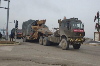 Sınır birliklerine tank sevkiyatı sürüyor