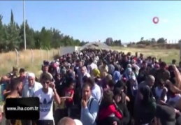 Sınır kapısında 40 derece sıcakta Suriyeli izdihamı