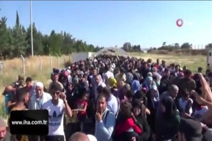 Sınır kapısında 40 derece sıcakta Suriyeli izdihamı