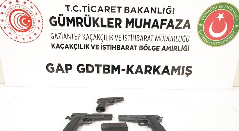 Sınır kapısında 3 tabanca ele geçirildi