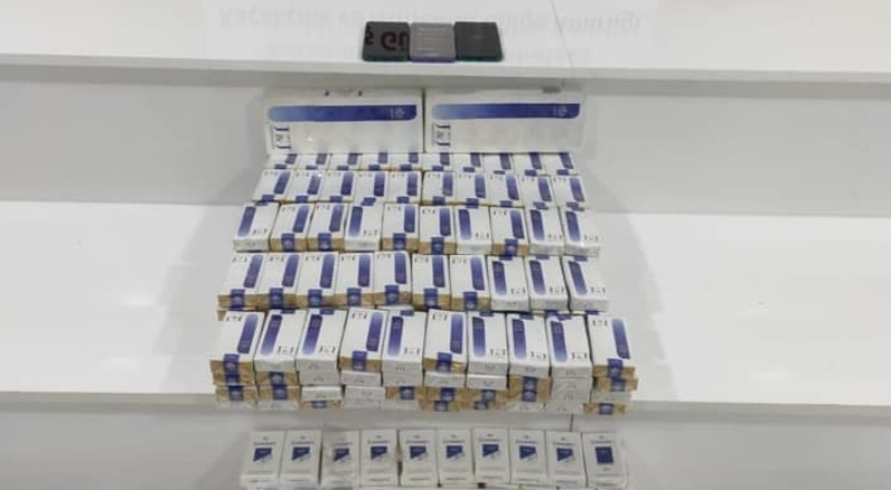 Sınır kapısında kaçak telefon ile kaçak sigara ele geçirildi