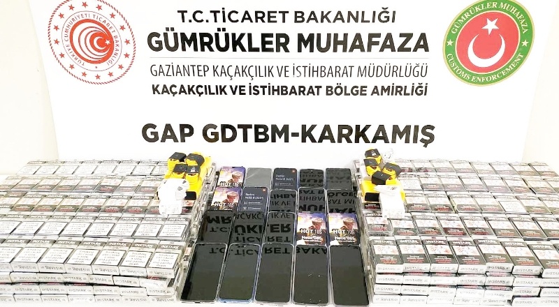 Sınır kapısında sigara ile kaçak telefon yakalandı