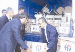 Sınır ötesine sıra, masa ve eğitim malzemeleri yardımı 