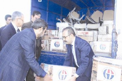 Sınır ötesine sıra, masa ve eğitim malzemeleri yardımı 