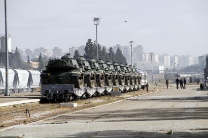 Sınıra tanklar yığılmaya devam ediyor