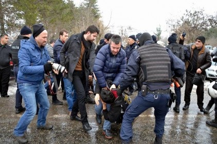 Şırnak&#8217;a yürüyen grup polis engeliyle karşılaştı