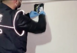 Sırt çantası ve banyonun tavan arasına gizlenmiş uyuşturucular bulundu