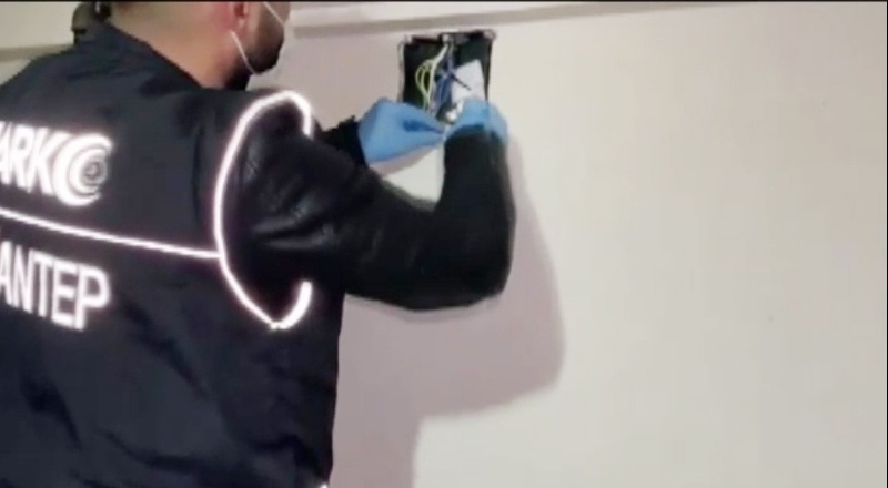 Sırt çantası ve banyonun tavan arasına gizlenmiş uyuşturucular bulundu