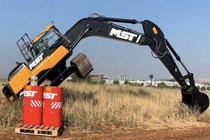 Şişe kapağı açma yarışması şova dönüştü