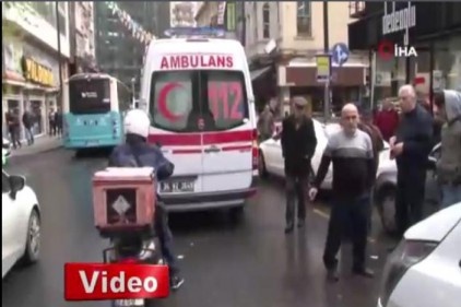 Şişli&#039;de motosikletli kurye yayaya çarptı