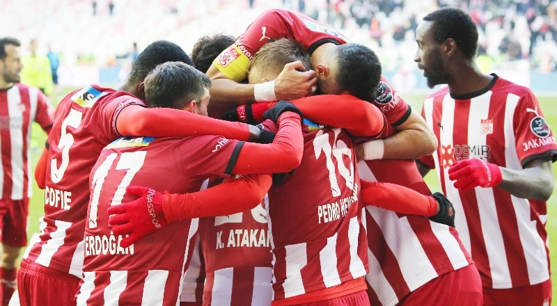 Sivasspor’da 2 futbolcu ceza sınırında