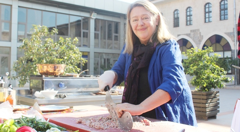 Şiveydiz, soğan kebabı ve Antep lahmacunu yaptı