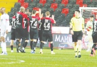 Siyah-beyazlılar mutlak 3 puan hedefliyor