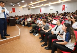 Siyasetin bir geçim kaynağı olarak görülmemesi lazım