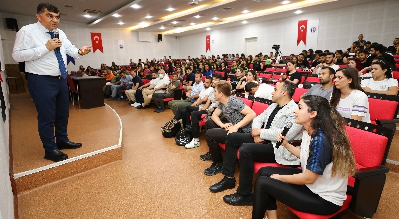 Siyasetin bir geçim kaynağı olarak görülmemesi lazım