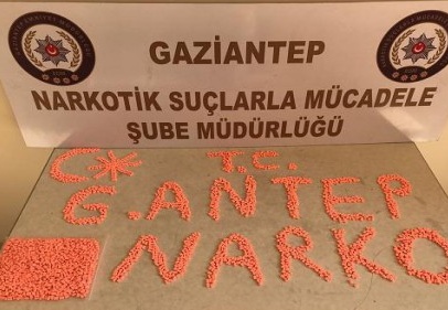 Şoför koltuğunun altına gizlenmiş 3 bin adet uyuşturucu hap ele geçirildi