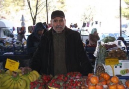 Soğuk havalar en çok pazarcıları etkiledi