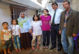 Sokağa atılan aileye sahip çıkıldı