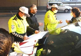 Sokağa çıkan 208 kişiye maske ikazı