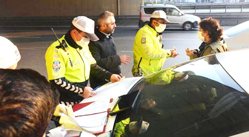 Sokağa çıkan 208 kişiye maske ikazı