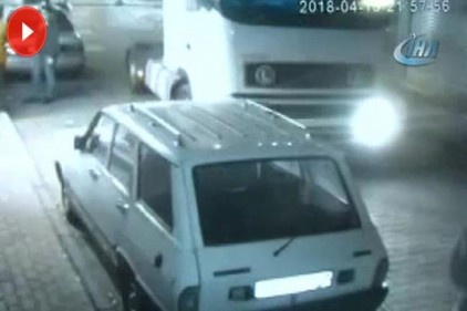 Sokağa giren tır park halindeki 6 araca çarptı