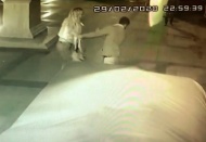 Sokak ortasında kadından erkeğe şiddet