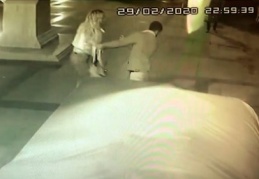 Sokak ortasında kadından erkeğe şiddet