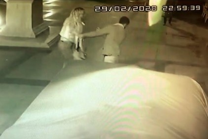 Sokak ortasında kadından erkeğe şiddet