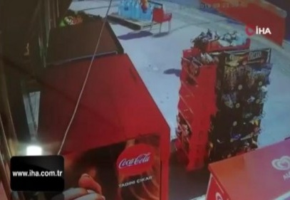 Sokak ortasında silahlı saldırı güvenlik kamerasında