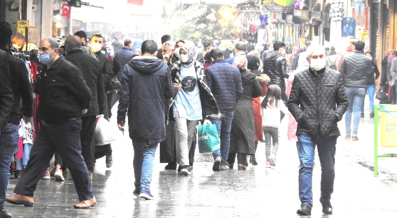 Sokaklar tıklım tıklım, maske-mesafe hak getire!