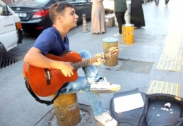 Sokaklarda gitar çalarak engelli annesine ve babasına bakıyor