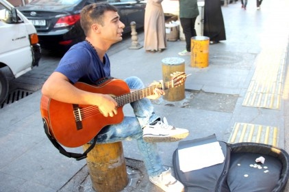Sokaklarda gitar çalarak engelli annesine ve babasına bakıyor